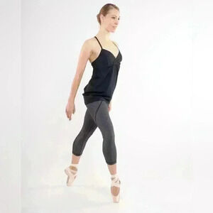 2/35$ Lululemon Rehearsal Tank color Black Swan size  4 in good used condition